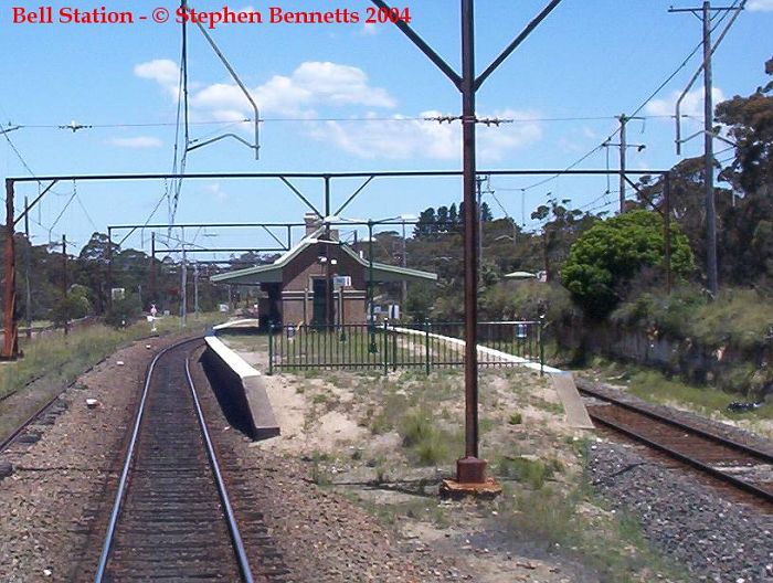 
The view approaching the western end of the platforms at Bell from the front
of a Sydney-bound service.

