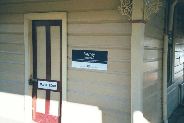 
The signal cabin is signposted by a Rail Access sign identifying the
location as being 290.280 km from Sydney.
