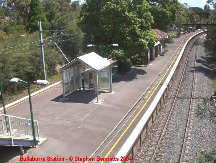 
The view from the overbridge looking down onto platform 1 and the Up Main.
Bullaburra is an unmanned station although there is a staff member there
between 0550 and 1040 Monday to Friday to perform safeworking (Right of Way)
duties for 6 and 8 cars trains during the peak times.
