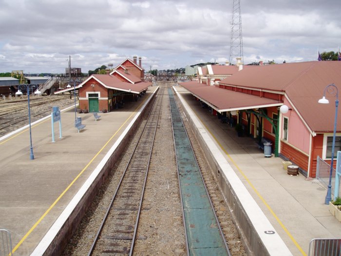 The view looking south along platforms 2 and 1.