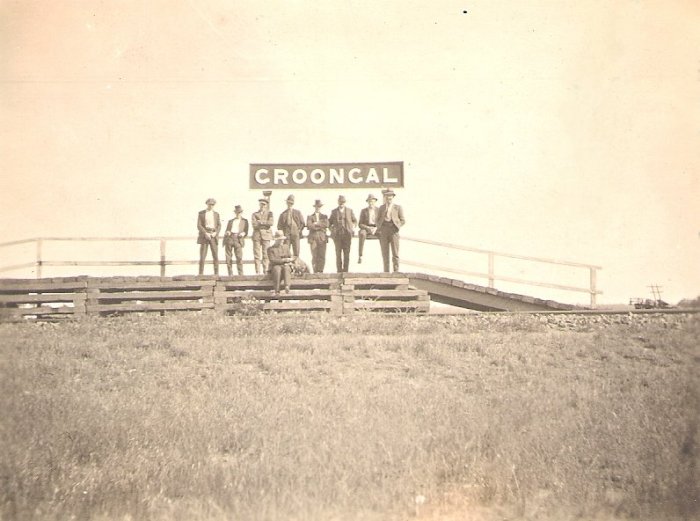 A shot of the rudimentary platform taken by Oliver Dickson Hill, a travelling sheep station expert around 1920. The men on the platform are likely to be shearers.