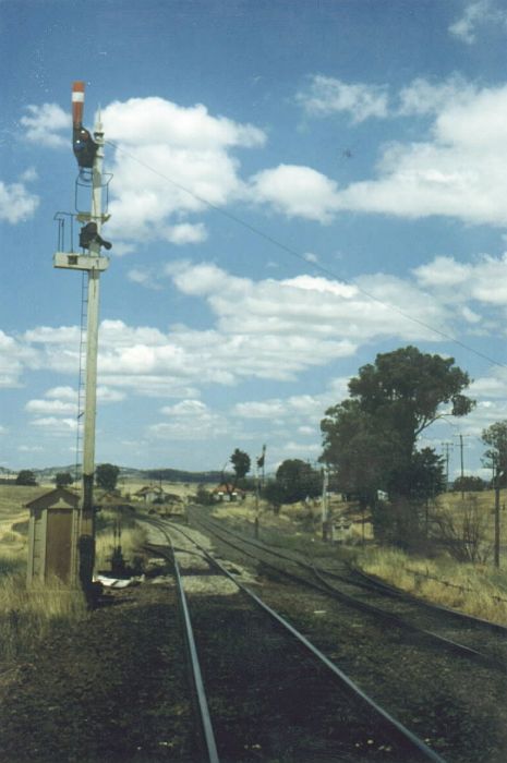 
The disused up home signal marks the approach to Jerrawa, which is visible
in the middle distance.  In this view looking towards Sydney, the points
on each side are for the Up and Down Refuge Sidings.
