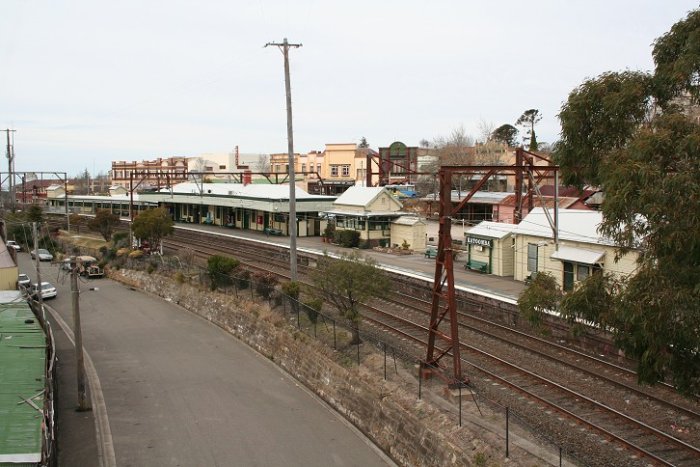 A photo of Katoomba Station taken from Yeoman Bridge over the western end of the platforms. The photo is taken looking in an easterly direction.