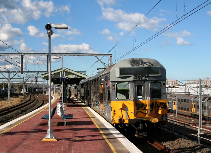 Looking towards Sydney as S57 pulls into the station on a westbound service.