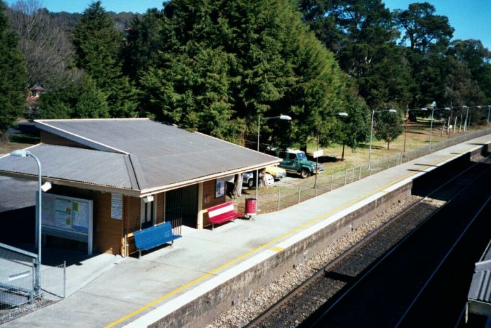 
In contrast, the down platform boasts only a small shelter.

