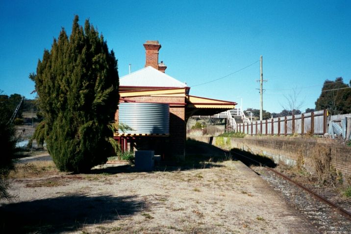 
The now disused down platform, with the former down main relegated to the
status of a perway siding.
