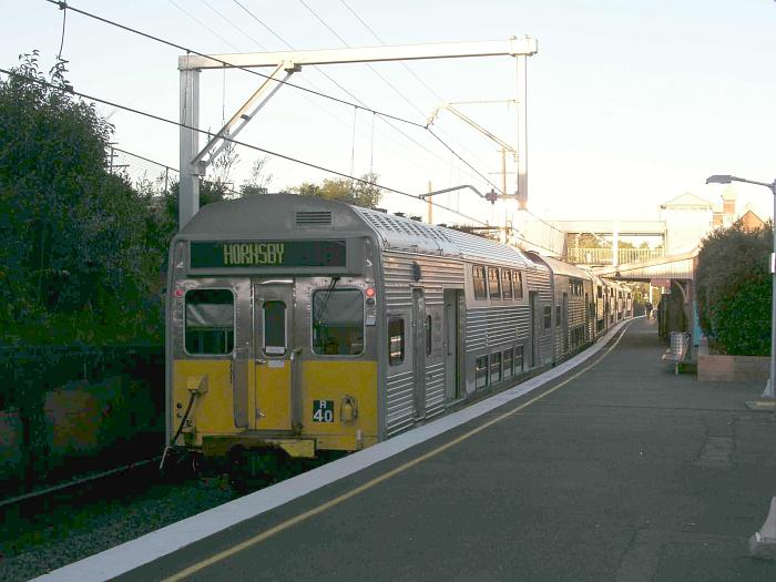 
A 6-car R set is heading south towards the city, before returing to
Hornsby via the Main North.
