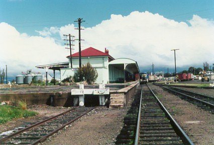 A view showing the Queensland Railway bull-nose awning as against the NSW Railways flat-style awning. In the background is Queensland locomotive 1503.
