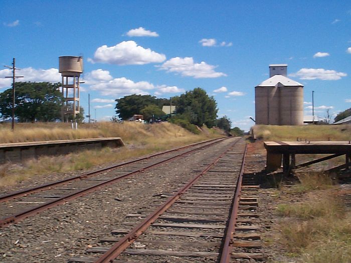 
The view looking south.  The short platform on the right served a small
goods shed.
