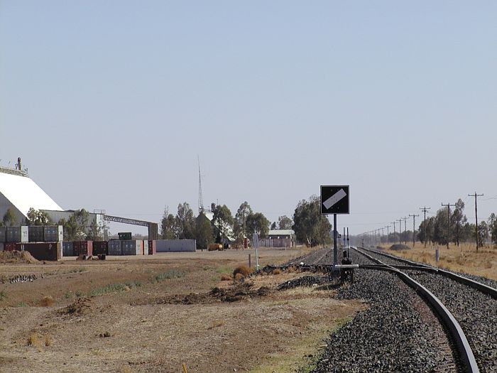 
The Auscott siding, about 5km from Nevertire, serves a large cotton
processing facility.  The siding opened in 1995.
