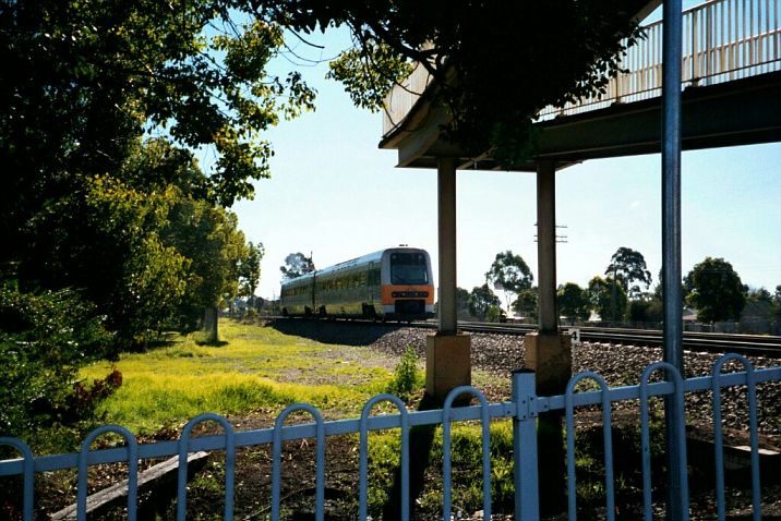 
A 2-car Endeavour set leaves the station on its way north to
Sydney.
