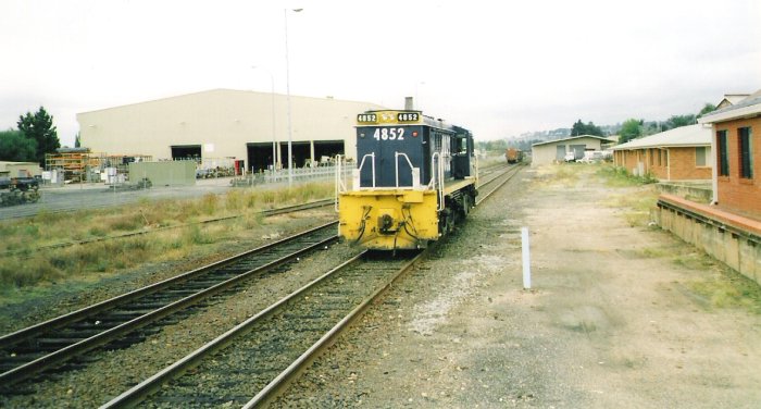 4852 arranging louvred vans for the daily shunt to Uncle Bens at Raglan.  It has detahced from the train, visible in the distance on the old Down Road, and is running down the main line.  The Bathurst Railway Workshops can also be seen in the background, built on the site of the former loco depot (opened in 1981 or 1982).