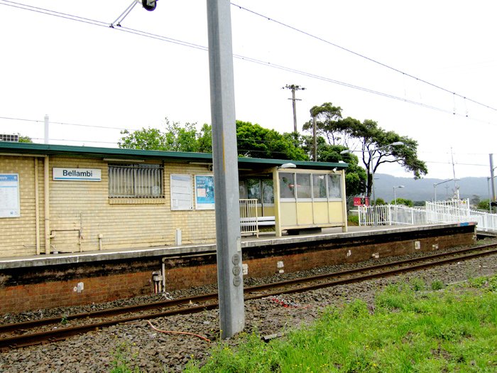 The ticket facilities at Bellambi station. A pedestrian/traffic level crossing is just beyond the right hand edge of the image (the white pedestrian fences are visible).