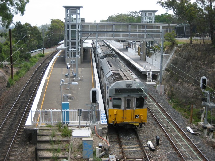 Berowra Station northern end looking south. A terminating local service stands at Platform 2. The newly opened Platform 3 is on the right.