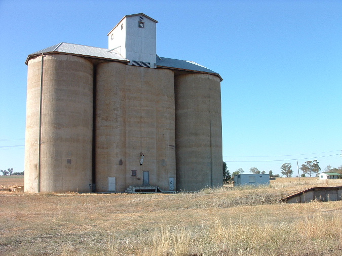 
The silos at Billimari are still in use, albeit serving only road traffic.

