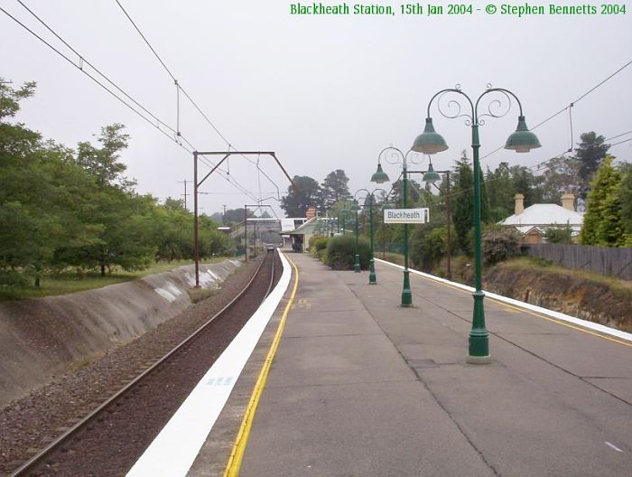 
The view looking along the platform towards Sydney.  The object on the
tracks in the distance is a Hi-Rail vehicle.
