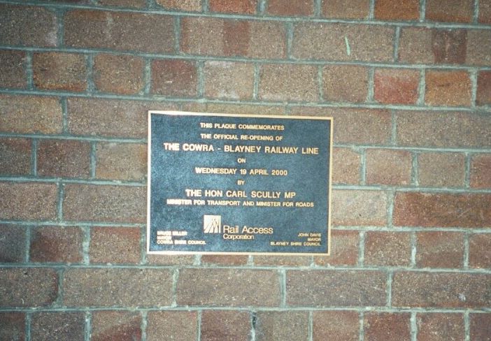 
A plaque commemorating the re-opening of the branch line from Blayney
to Cowra, in 2000.
