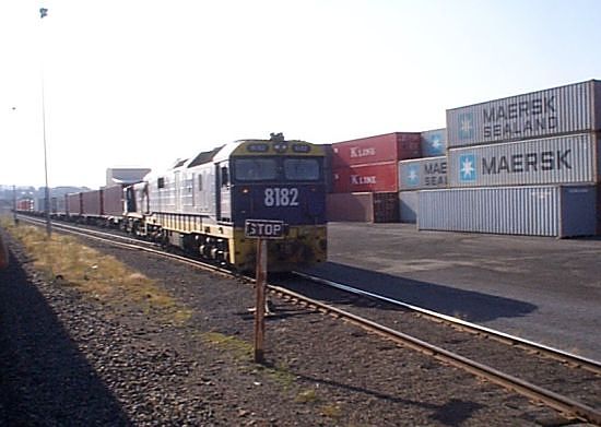 
Two 81s and a Victorian T class loco at the head of a
container freight about to depart Blayney container yard.
