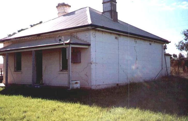 
The Station Master's house was sold by State Rail to Debra Argus,
who is working to preserve the building.  This is the condition when it
was purchased.
