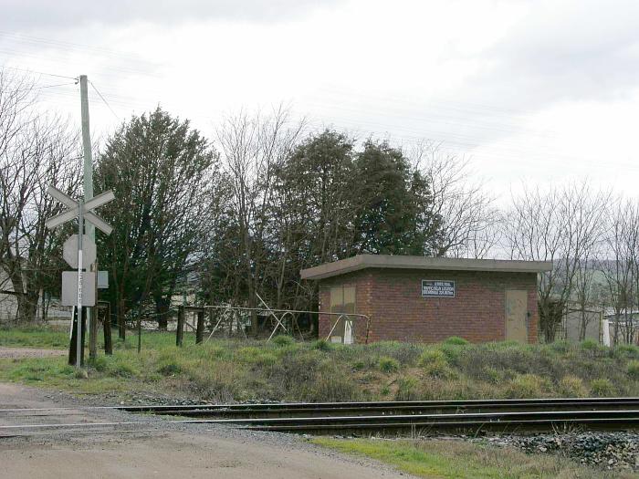 
The modern Traffic/Relay hut adjacent to the level crossing near the
location of Brewongle.
