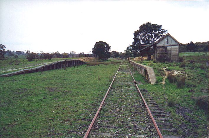 
The goods and passenger platforms.  Note the 2 missing sections of rail
on the through road.
