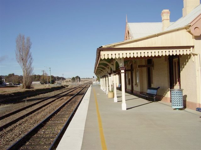 The view looking south along the platform towards Canberra.
