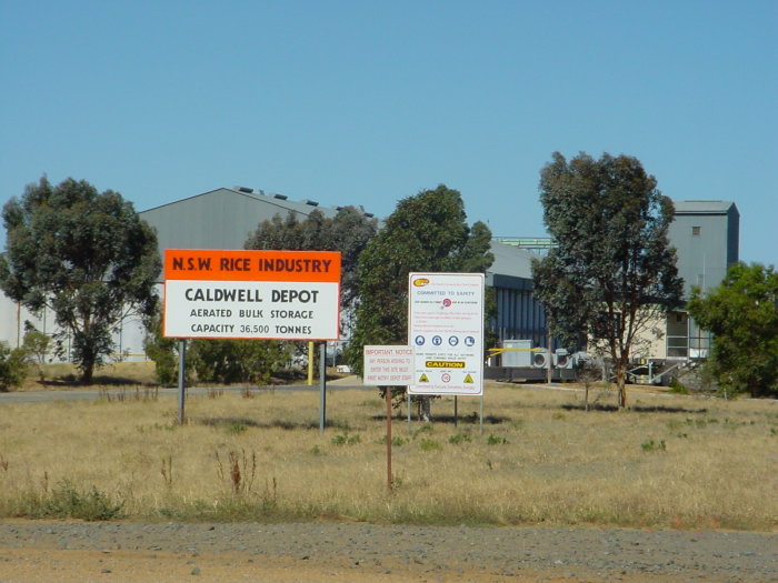 
The sign at the entrance to the complex indicated it has a capacity of
36,500 tonnes.
