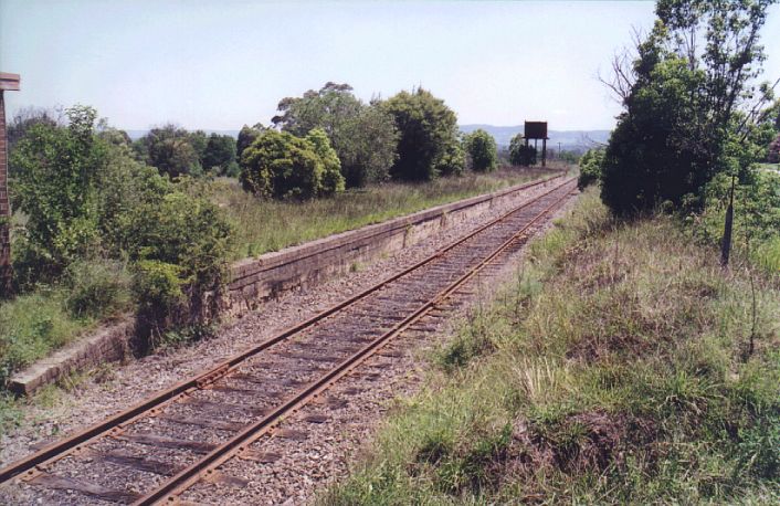 
Looking along the up platform face.  Behind the platform is the disused
down main and platform face.

