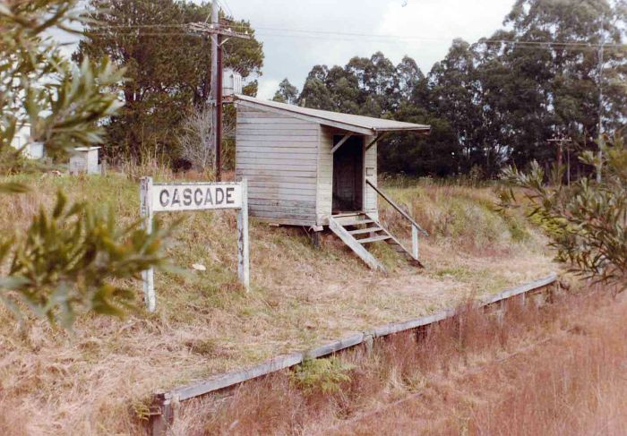 
In 1986 the station still had its wooden-faced platform, name-board and
rudimentary shelter, although all were is a state of disrepair.

