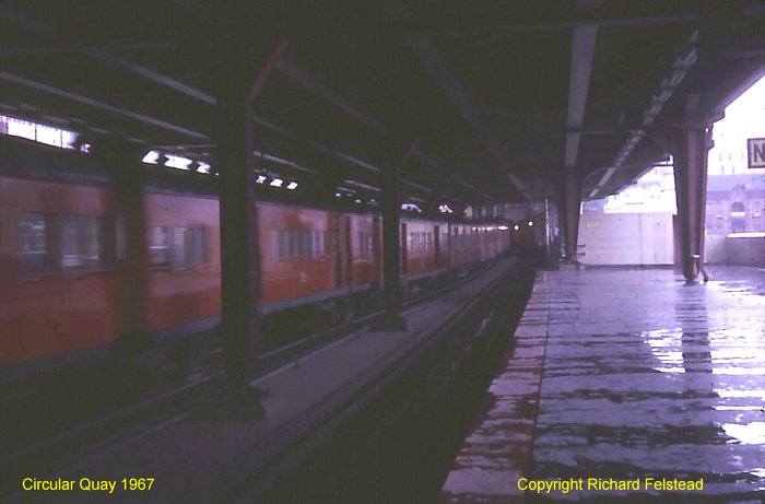 A single deck "red rattler" service approaches platform 2, as a Wynyard-bound set leaves the opposite platform.