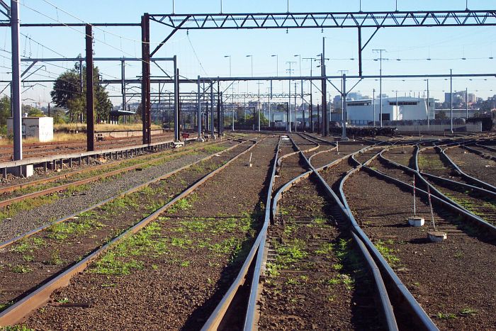 
The view looking into th Up Yard.  The lines ahead are the reception sidings,
with the entrance to the Pacific National yard on the right.  In the
left middle distance is Clyburn station, a one-time employees-only
platform, now disused.
