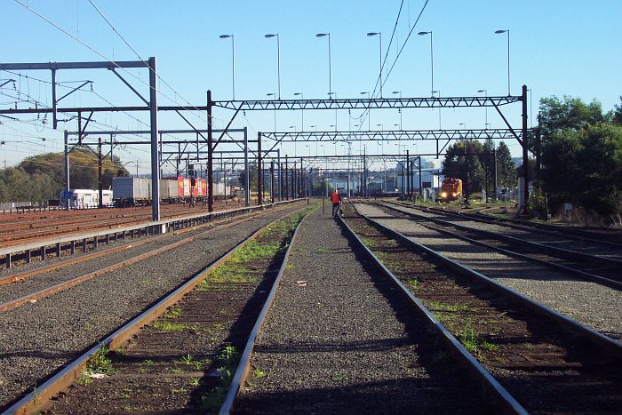 
The view looking into the Up Yard, from near the entrance.  A number of
private sidings lead off the to right, with the main Pacific National
yard obscured in the right distance.
