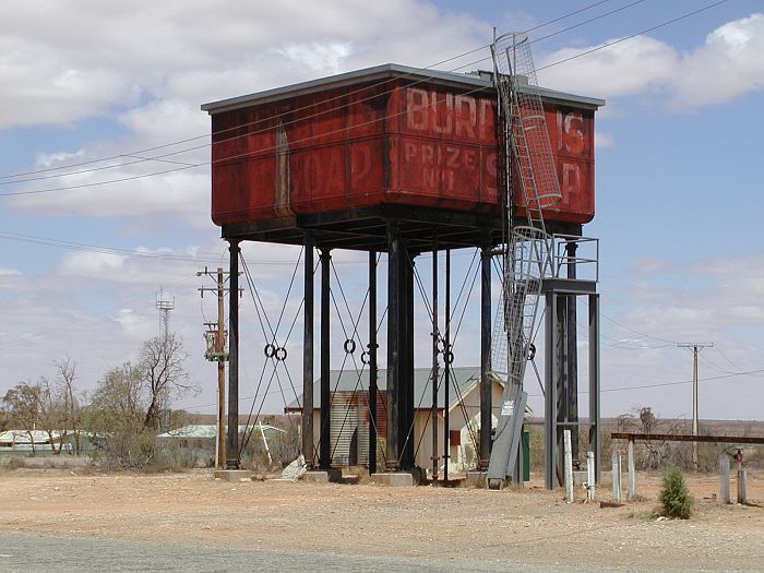 
This is the water tank and a shed at the location of the old border
station at Cockburn.   The standard gauge line runs about 300 meters
to the south.
