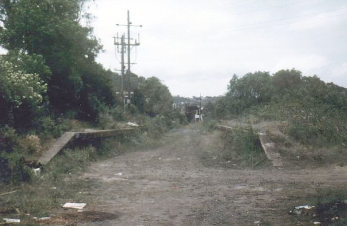 
The platforms still remain in this 1986 photo of the old Como station. Como
was opened on 26-12-1885 but because of the gauntlet track on the bridge over
the Georges River which caused rail congestion, a new multi-track bridge
was built to the west and a new station opened on 27-11-1972
