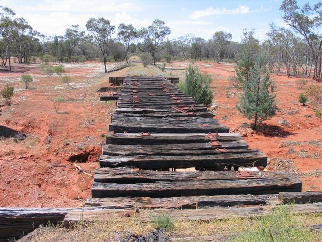 
The remains of an old bridge just to the north of the location, looking
north towards Tarcoon.
