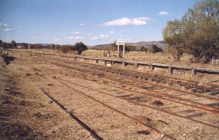 
Grazing has kept the yard clear of long grass, but hasn't prevented the
deterioration of the long wooden-face platform.  The nameboard is still
present.
