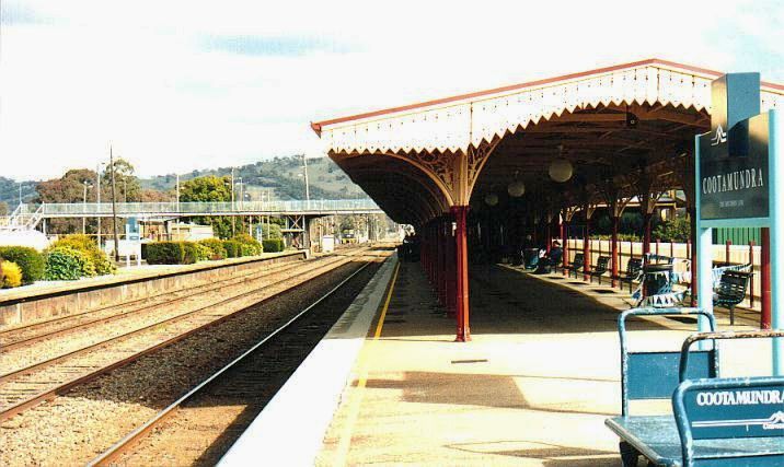 
The view along the platform, looking in a southerly direction.
