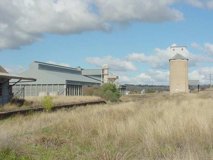 
Nearby Grain Corp structures: Cumnock Grain Corp bulkhead and
concrete silos.
