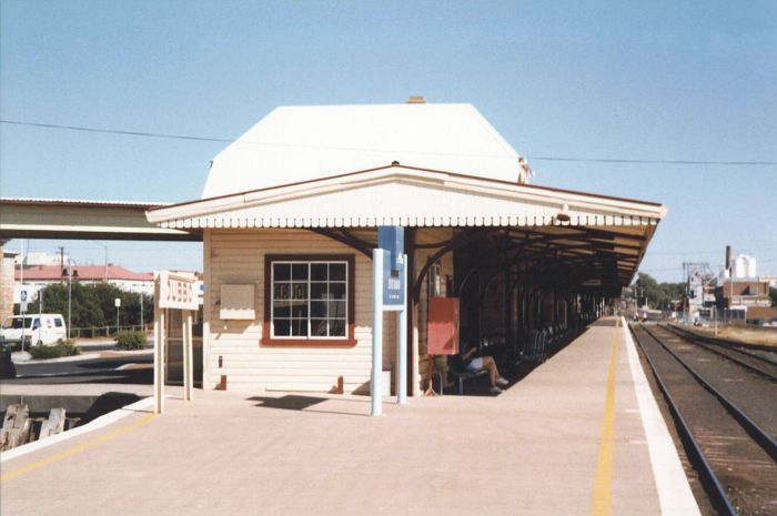 
Dubbo station from the Sydney end, looking towards Narromine.  The
building in the immediate foreground is Dubbo West Signal Box.  The area to
the left of the points in the middle distance was where the two line carriage
shed used to be.
