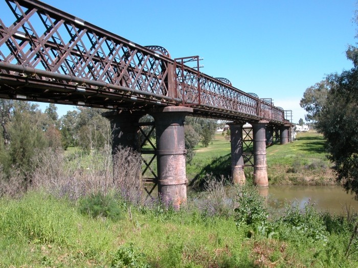 
The original iron bridge over the Macquarie River, looking towards
Narromine.
