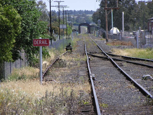 Looking west towards Macquarie River bridge (in background) from Darling St level crossing.