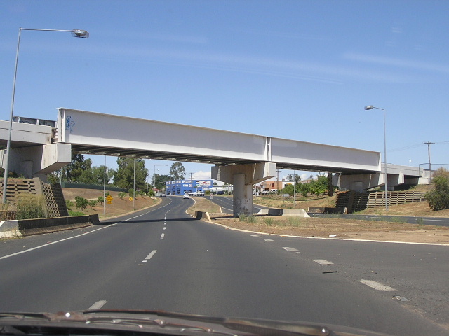New (1993) bridge over Newell Highway (Whylandra St) just west of the Macquarie River.