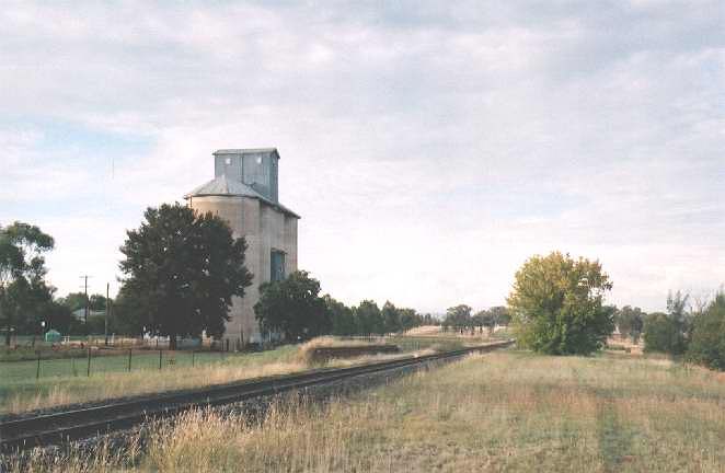 
Indicating its status as a unused location, the silo at Duri stands well back
from the rail line in this view towards Tamworth.
