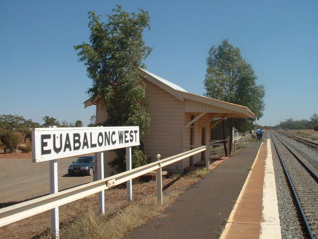 
The original out-of room. The two figures at the western end of the
platform are train crew brought by taxi from Parkes to relieve on an
Up freight train.
