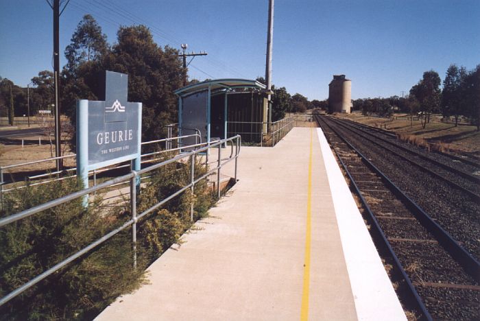 
The station at Geurie is modern, with Countrylink signage and shelter, and
even a yellow safety line.

