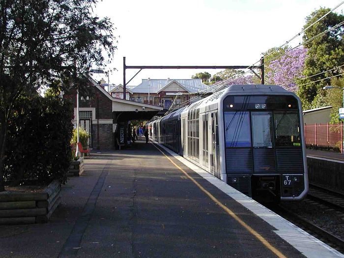 
City-bound Tangara set T67 is stopped at platform 2, usually used for
terminating services.
