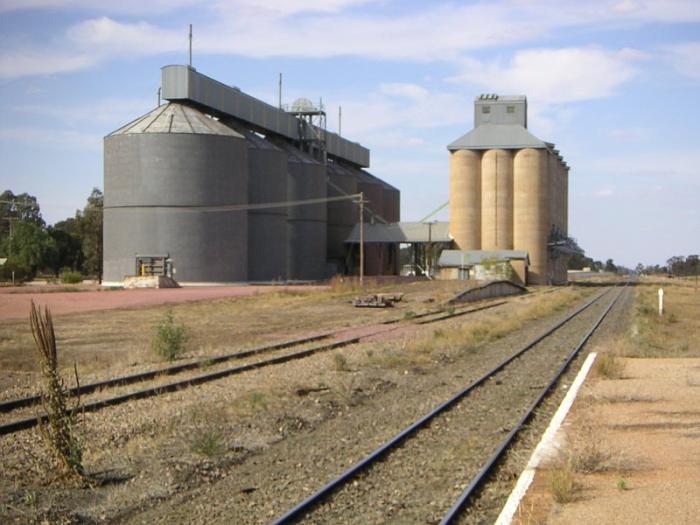 
The view looking up the line towards Junee, showing the silos and
loading bank.
