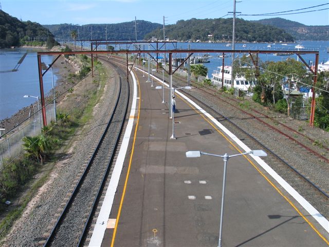 
The view looking north along the platform.  At the end of the embankment in
in the distance, the track enter the Long Island Tunnel.
