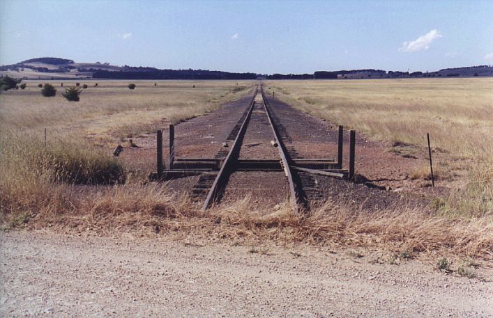 
The line heads north from Hoskinstown across to the junction at
Bungendore.
