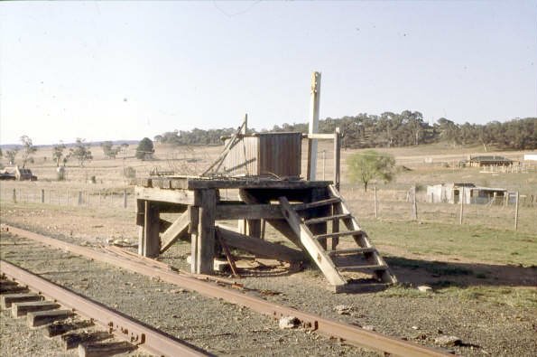 Hoskinstown platform still with railings but lacking sign in 1986.